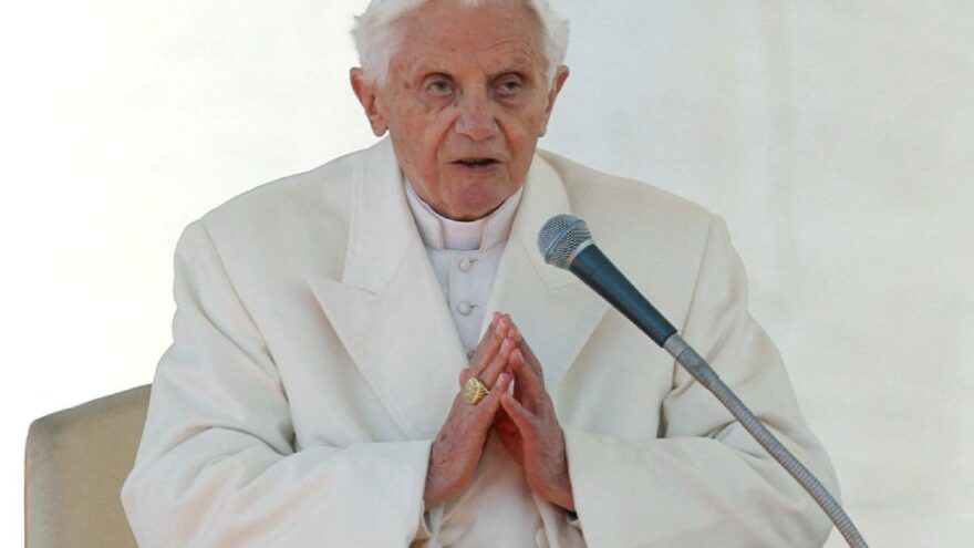 Eski Papa Benedict cinsel istismar mağdurlarından özür diledi