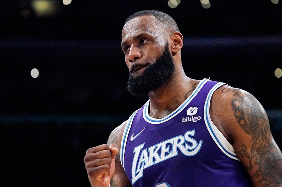 LeBron James triple double’la döndü, Lakers kazandı