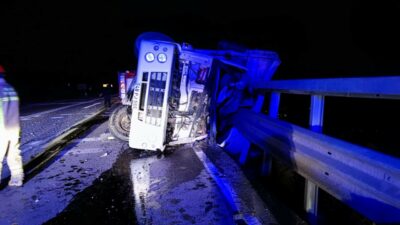 Bursa’da et yüklü kamyon virajı alamayarak devrildi: 1 ölü 1 yaralı