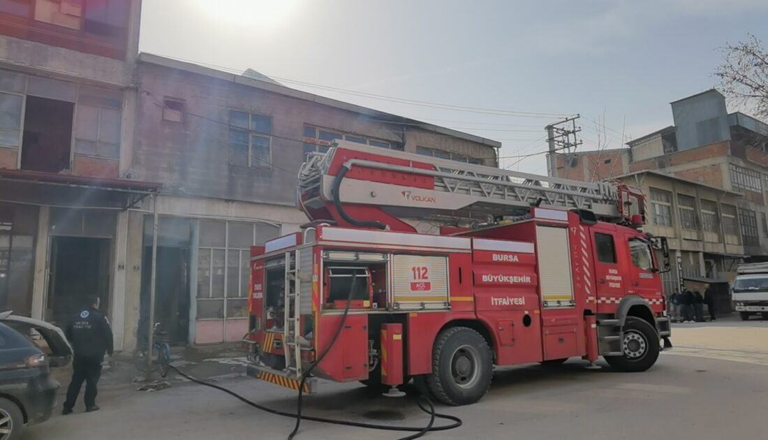 Bursa’da mobilya imalathanesinin çatı katında yangın; 30 tavuk öldü