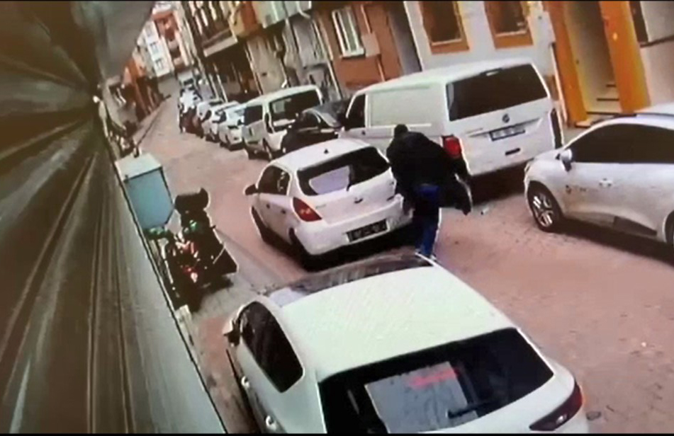 Otomobil farlarını saniyeler içinde böyle çaldılar Otomobil farlarını saniyeler içinde böyle çaldılar