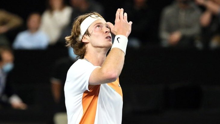 Rus tenisçi Rublev, maç sonunda “savaşa hayır” mesajı verdi!