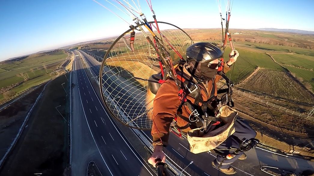 2 saatlik paramotor uçuşuyla Tekirdağ- Çanakkale Otoyolu’nun son halini görüntüledi