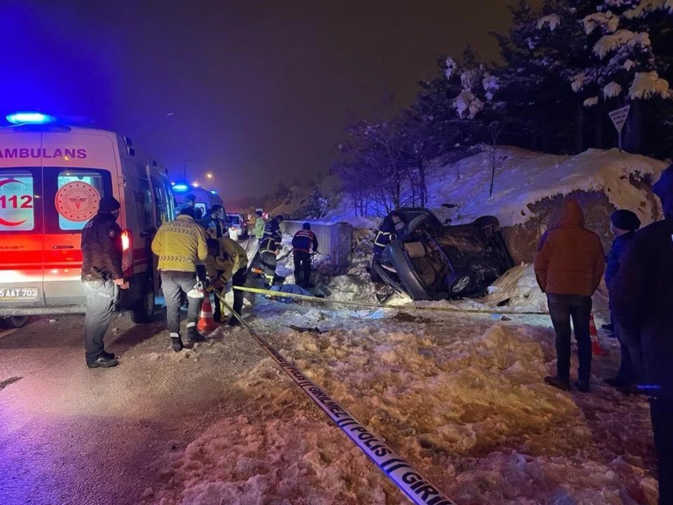 Kontrolden çıkan otomobilin istinat duvarına çarptı: 4 kişi öldü