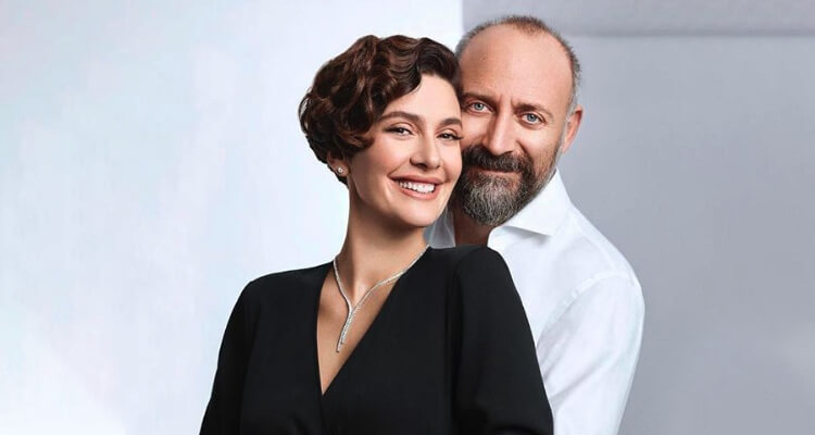 Bergüzar Korel ve Halit Ergenç belediye otobüsünde