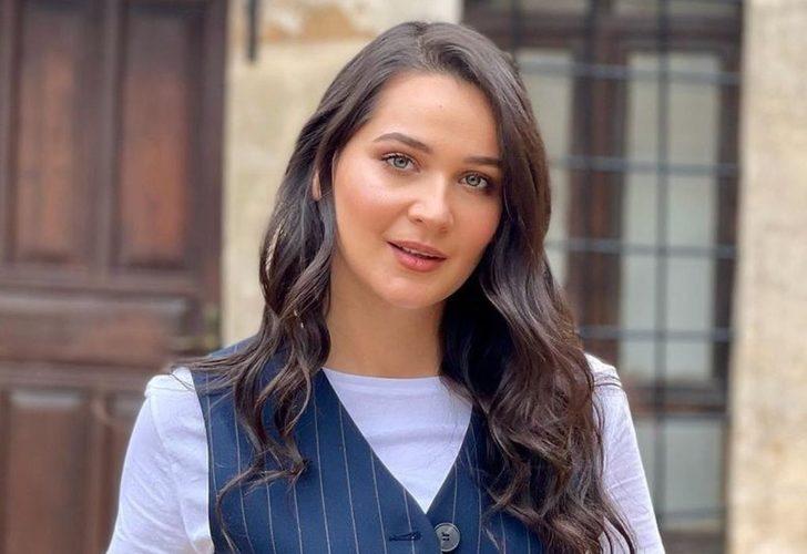 Gülsim Ali merdivene uzanıp poz verdi!