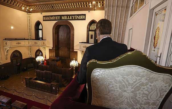 Atatürk’ün Büyük Nutuk’u okuduğu ‘Riyaset Divanı’ orijinal dokusuna kavuşturuldu