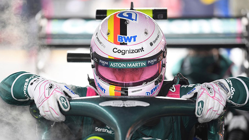 Vettel kaskındaki KKTC bayrağını kaldırdı