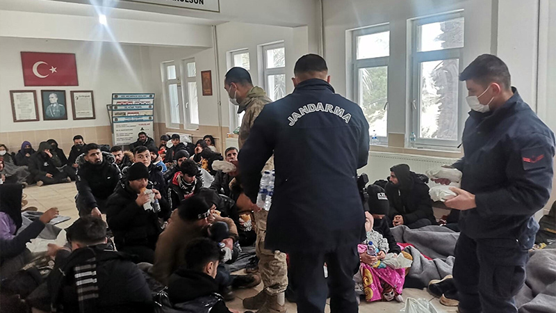 İzmir’de 222 kaçak göçmen yakalandı