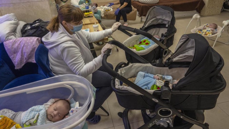 Ukrayna’da, taşıyıcı annelerin dünyaya getirdiği bebekler ailelerini bekliyor