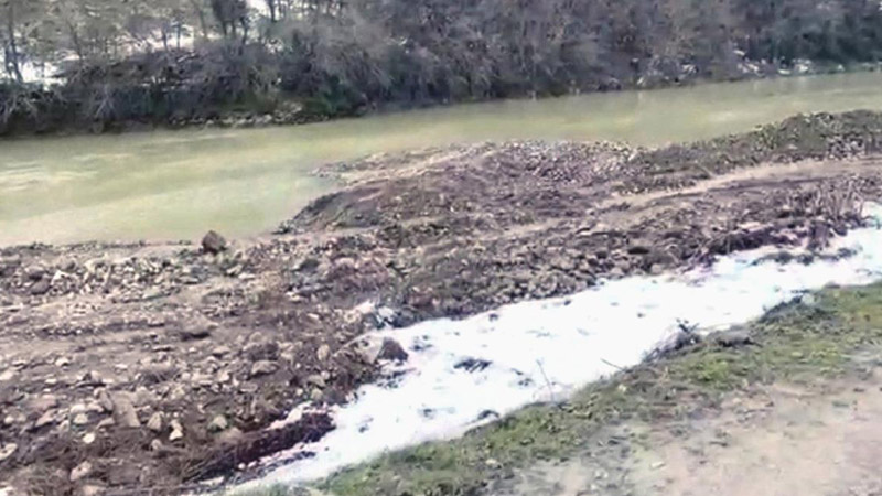 Bakanlık “uygun değil” dedi, şehir hastanesi inşaatı için şirket dereden çakıl almaya devam etti