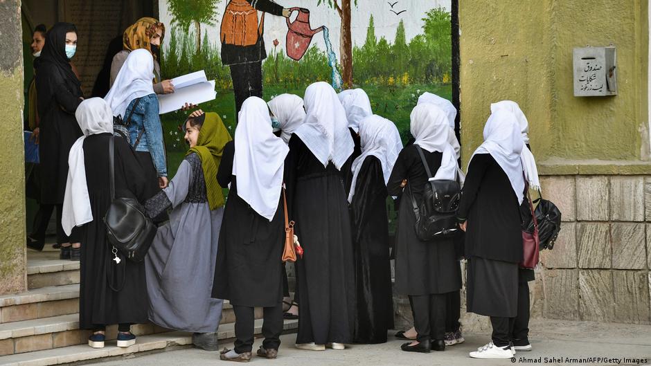 Okulları kız öğrencilere açmayan Taliban’a kınama