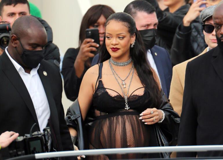Rihanna tarzıyla gündemden düşmüyor