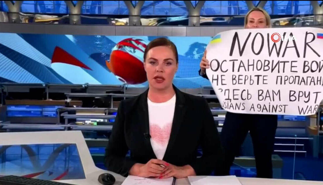 Rus kanalında canlı yayın sırasında ‘savaşa hayır’ pankartı