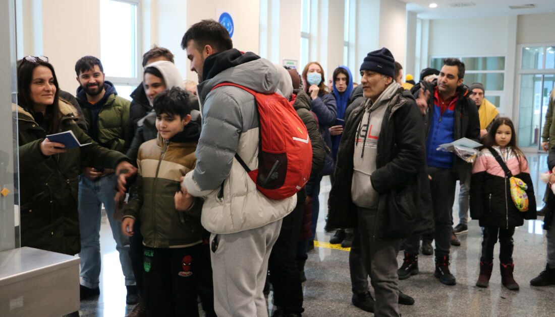 Ukraynalı ve Türk anneler bebekleriyle Türkiye’ye geldi