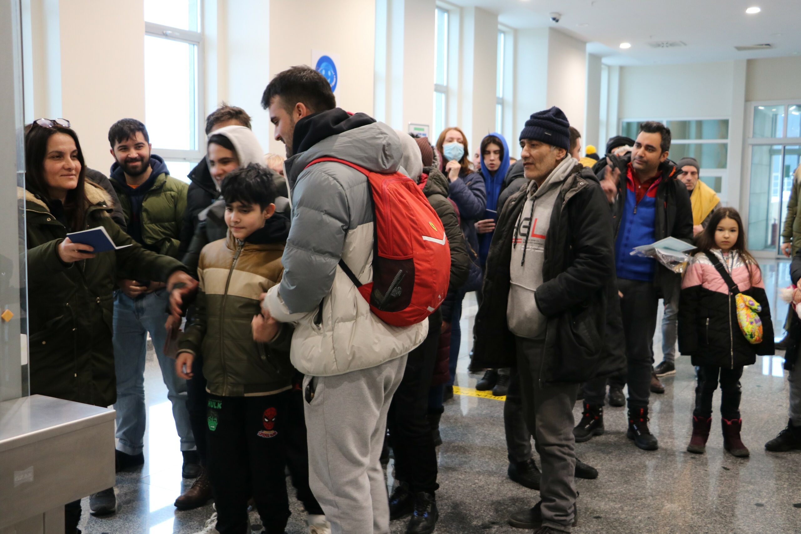 Ukraynalı ve Türk anneler bebekleriyle Türkiye’ye geldi