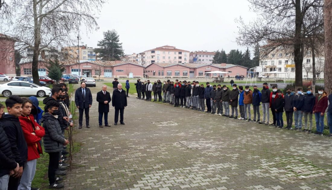 Bursa’da 7 okulun öğrencileri meyve fidanlarını toprakla buluşturdu