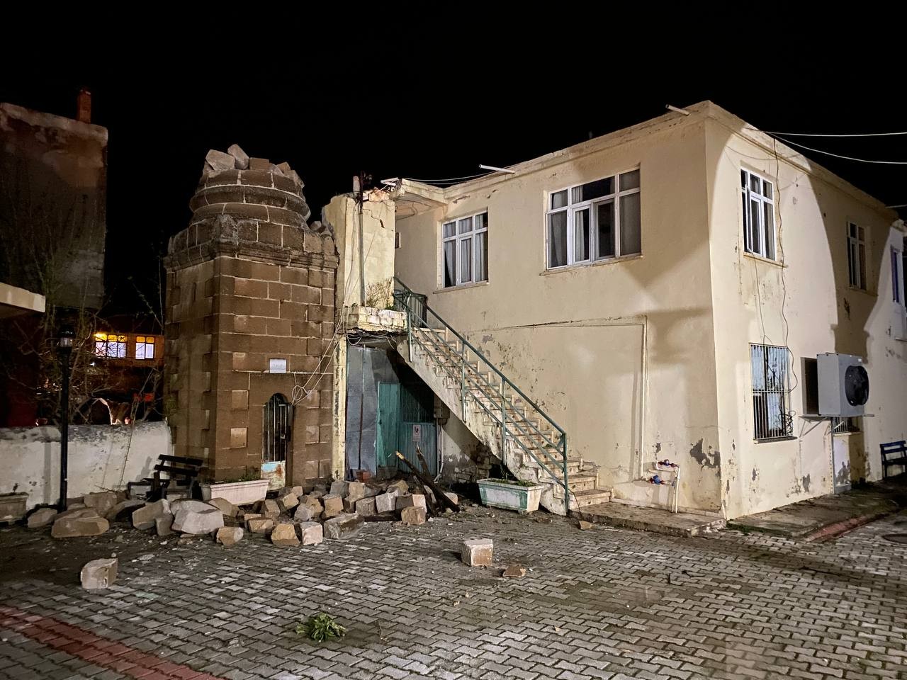 Antalya’da gece yarısı çıkan hortum mahalleyi savaş alanına çevirdi