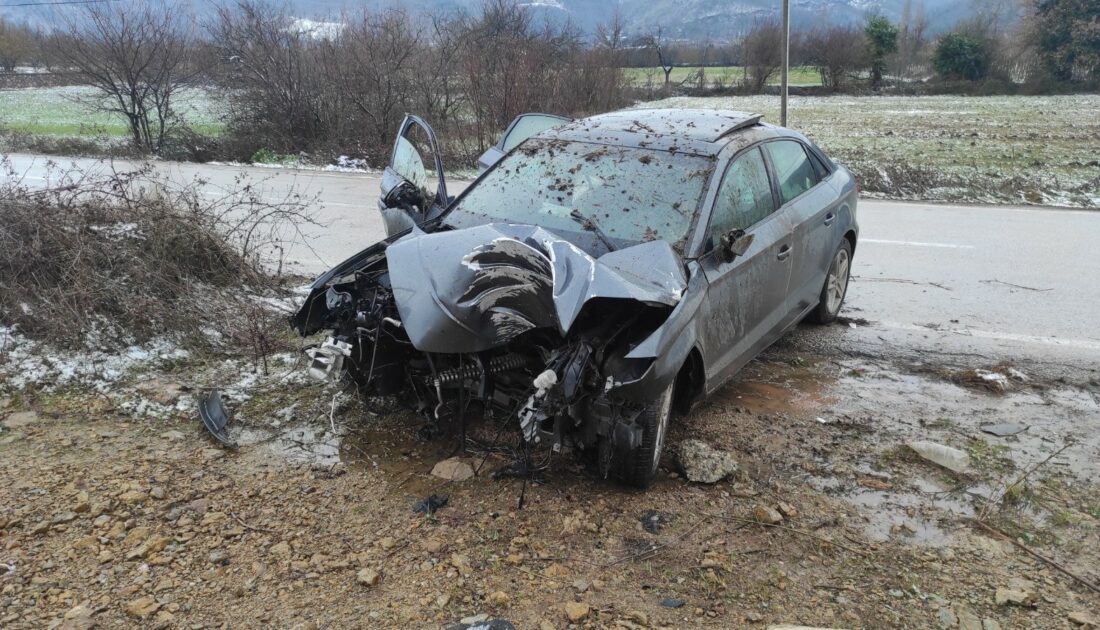 Bursa’da alkollü sürücü direğe çarptı, aracın motoru yerinden fırladı