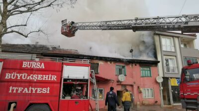 Bursa’da ahşap evde çıkan yangın mahalle sakinlerini sokağa döktü