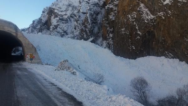 Çığ tehlikesi nedeni ile o yol ulaşıma kapatıldı Çığ tehlikesi nedeni ile o yol ulaşıma kapatıldı
