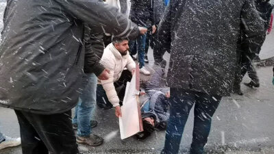Bursa’da kaza yapan yaralıyı kar yağışından kartonla korudular