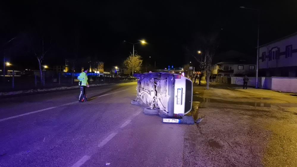 Bursa’da refüje çarpan otomobil metrelerce sürüklendi