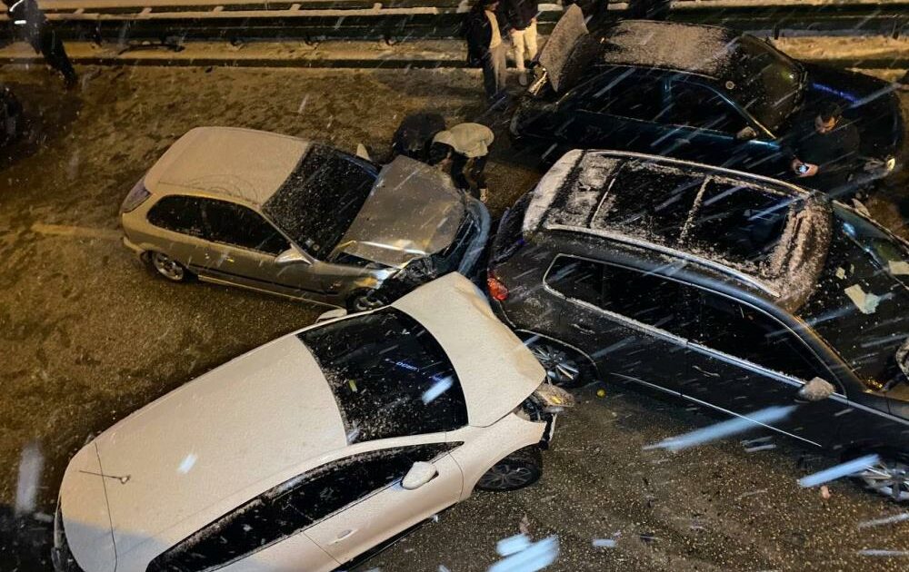 Bursa’da yol buz pistine döndü: 11 araç birbirine girdi