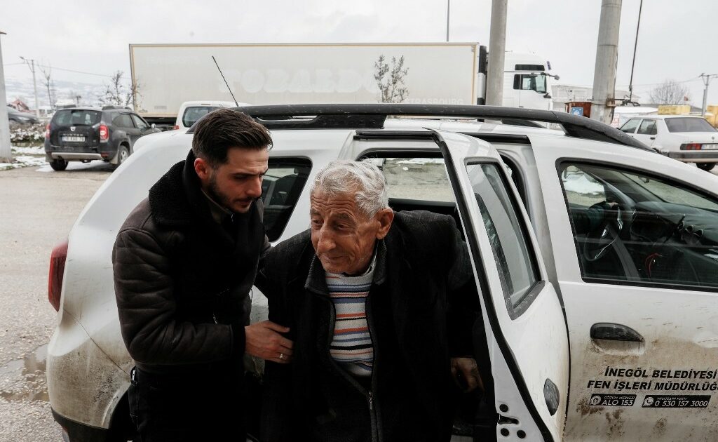 Bursa’da karda mahsur kalan hasta, hastaneye ulaştırıldı