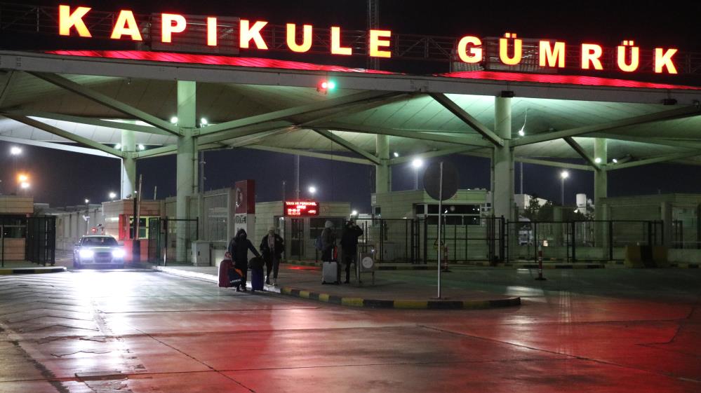 Ukrayna’dan tahliye edilen Türk vatandaşları Kapıkule’den ülkeye giriş yapıyor