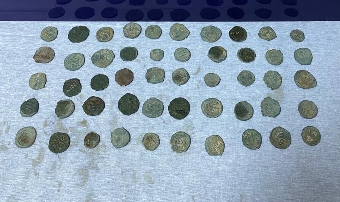 Üzerinden 50 adet tarihi sikke çıktı