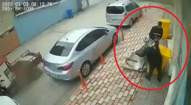 Bursa’da poşete koyar gibi çek çek arabasına çöp kovalarını koyarak çaldılar