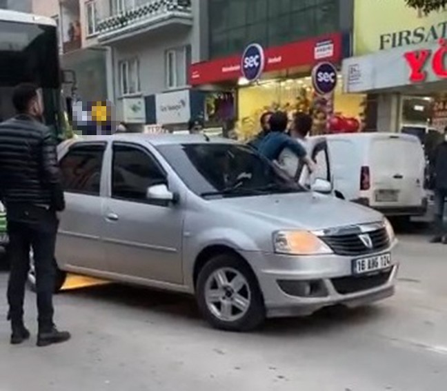 Bursa’da şehir merkezinde yol verme kavgası!