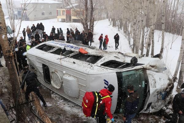Van’da yolcu minibüsü devrildi: 14 yaralı