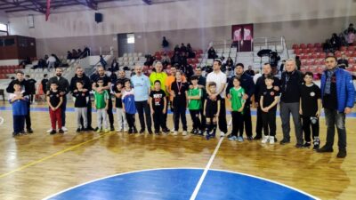Mudanya’da babalar hentbolcu çocuklarını aratmadı