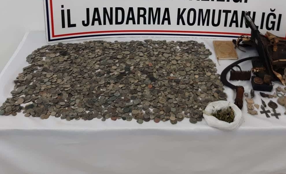 Tam 4 bin 886 sikke ele geçirildi