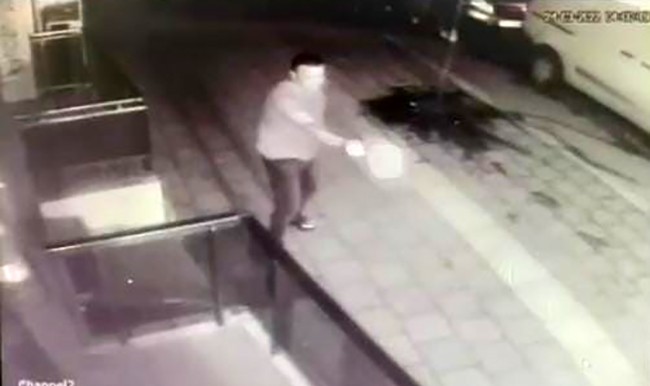 Bursa’da barın önündeki dehşet anları kameraya yansıdı