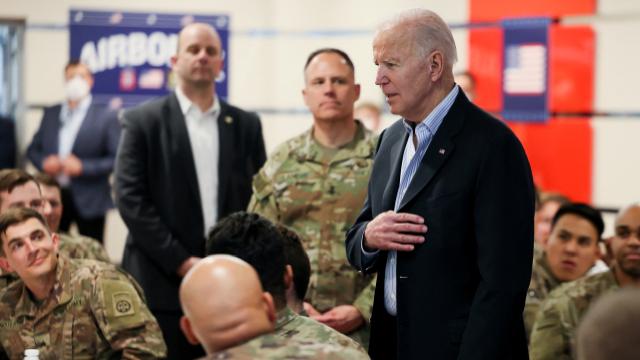 Biden’dan Polonya’daki Amerikan askerlerine ziyaret