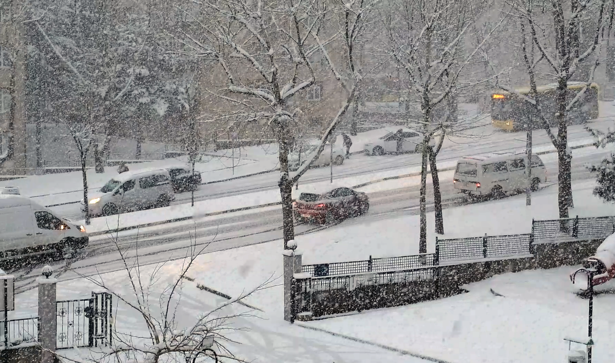 Bursa’da aniden bastıran kar yağışı sürücülere zor anlar yaşattı