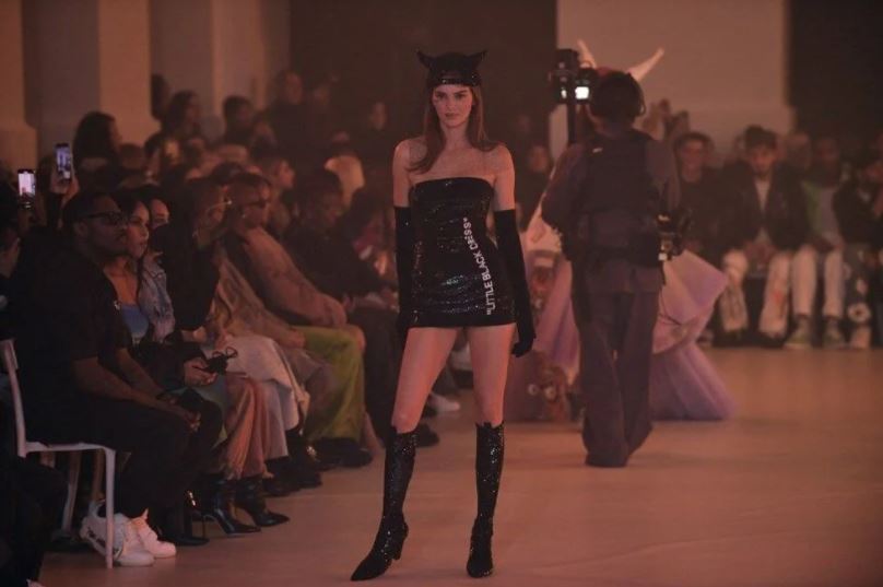 Dahi tasarımcı Virgil Abloh anısına defile