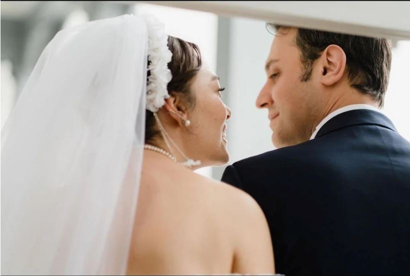 Demet Evgar evlenirken annesinin gelinliğini giydi