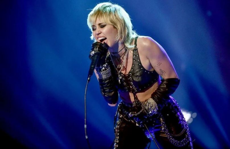 Miley Cyrus’un özel jetine yıldırım çarptı