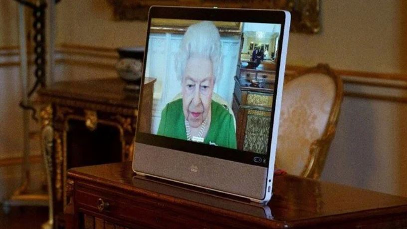 Kraliçe Elizabeth Covid sonrası işine döndü