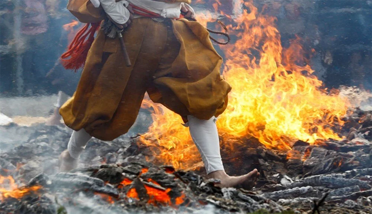 Japonya’da ateş üzerinde yürüme festivali