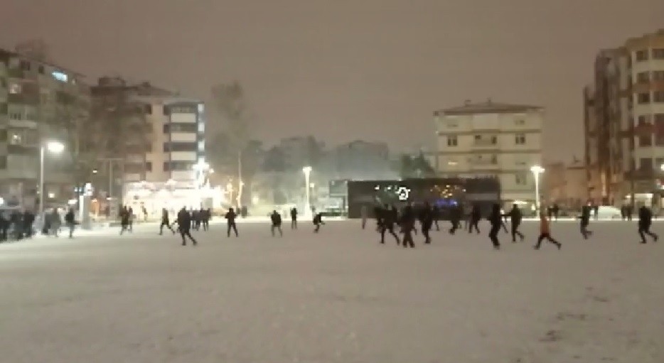 200 kişi aynı anda kar topu oynadı
