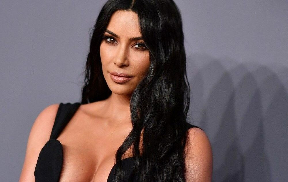 Altında sadece havluyu bıraktı! Kim Kardashian, boşanmasını çılgınca kutladı