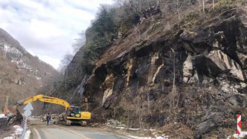 Rize’de heyelan: Düşen kayalar yolu kapattı