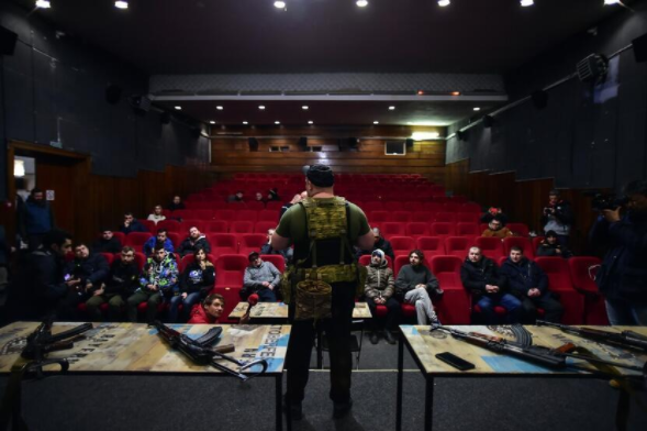 Ukrayna’da sinema salonunda sivillere silah eğitimi