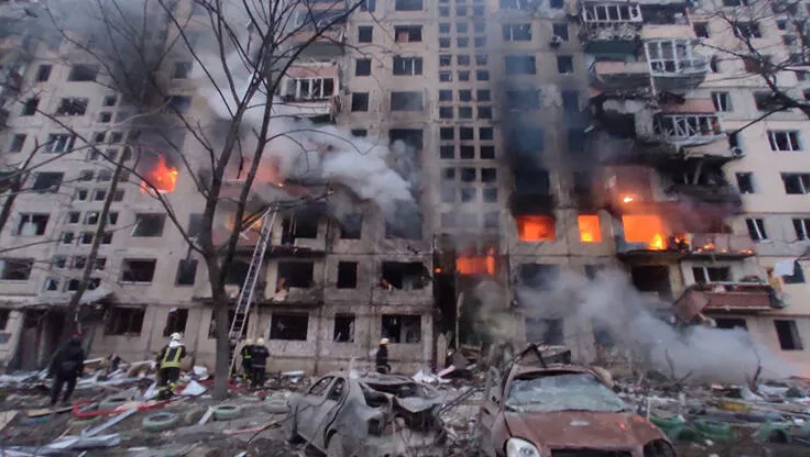 Kiev’de 9 katlı bina vuruldu: 2 kişi hayatını kaybetti