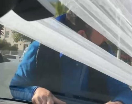 Bahşişi beğenmedi, gelin arabasının üzerinde yolculuk yaptı! Bahşişi beğenmedi, gelin arabasının üzerinde yolculuk yaptı!